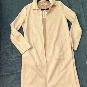 Tan suede duster jacket. Thin material so it hugs curves. Has pockets